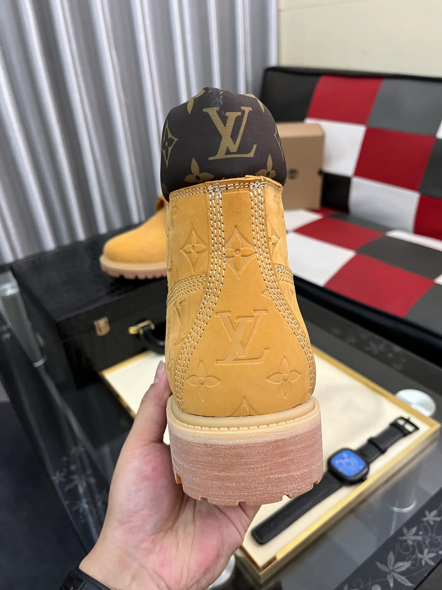 Ex-factory price: 458⌚️⌚️LV x Timberland Timberland joint model Presbyopia Embossed Rhubarb Boots Ankle Boots Short Boots LV x Timberland ankle boots are made of Monogram embossed waterproof nubuck cow leather, relying on the brand's exquisite craftsmanship to carefully reshape the classic Timberland 6-inch boot shape in Italy, with an eye-catching American workwear style. Created by Pharrell Williams 2025 autumn and winter menswear show. Monogram embossed tongue, original Timberland laces and outsole are exquisite details, and the leather label expresses the cooperation logo. Exquisite packaging at the delivery counter🛍📦 ▪️Material: Original customized imported first-layer cowhide ▪️Inner lining: Original customized leather lining/mesh lining ▪️Outsole: Original molded rubber material ▪️Sole thickness: 3.5CM ▪️Size: 38-44